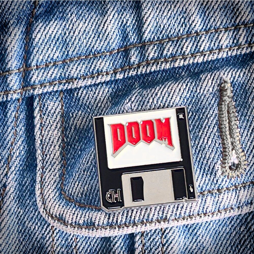 RETRO GAMING VINTAGE DOOM FLOPPY DISC OIL DRIPPED ENAMEL PIN  NWT - Picture 2 of 13